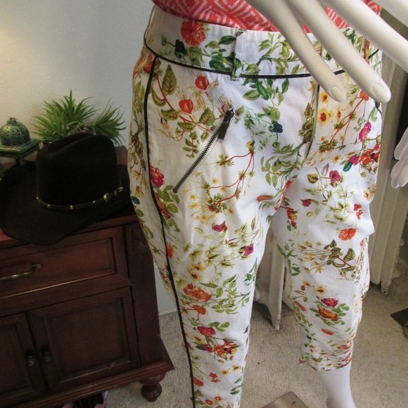 Designer Floral Capri's - Picture 2 of 4